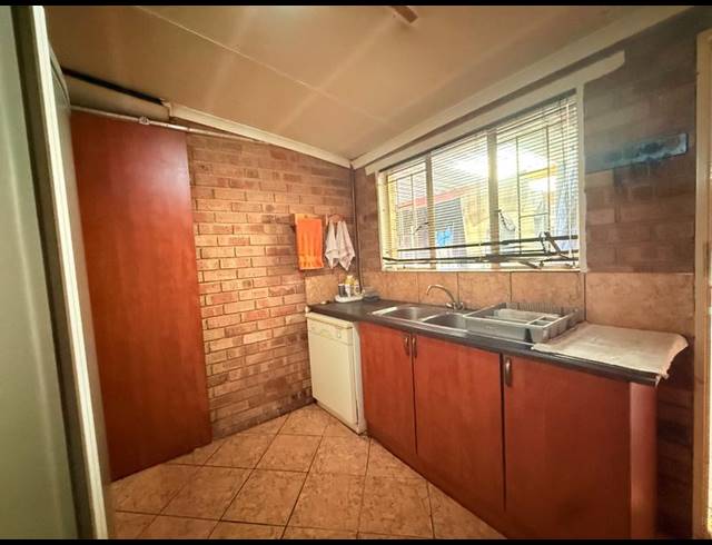6 BEDROOM HOUSE FOR SALE IN VANDERBIJLPARK CE 2
